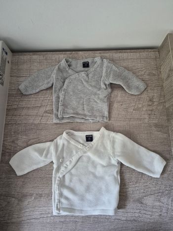 Gilets en maille lot de naissance 0 mois et 1 mois