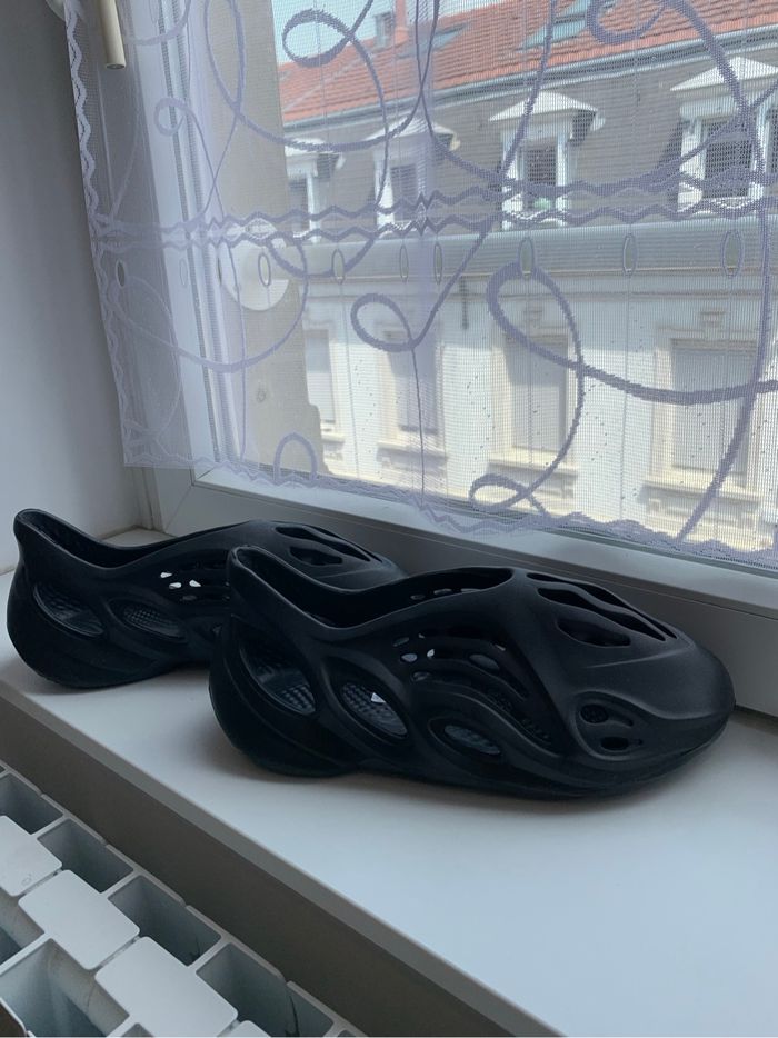 Paire de Yeezy Foam Runner - taille 43- Noir - photo numéro 2