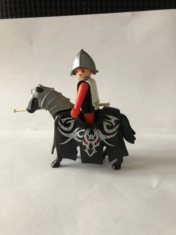 Figurine Playmobil cheval de guerre + chevalier