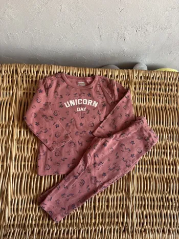 Pyjama fin licorne 24mois en très bon état