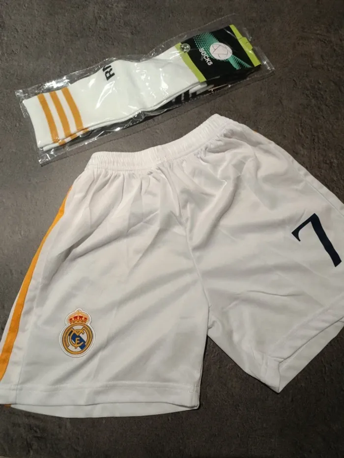 Tenue foot Real Madrid Vini Jr blanc. T.22 - photo numéro 3