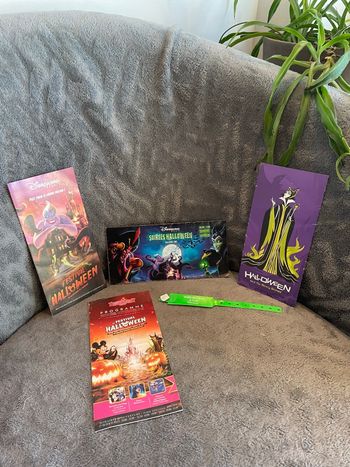 Lot programmes goodies Disneyland Paris Halloween