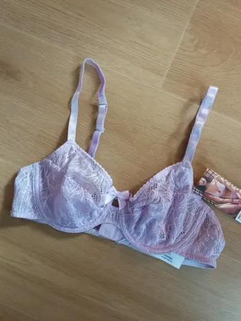 Soutien gorge  neuf avec etiquette 90C marque Daniel Hechter avec armature pas de mousse