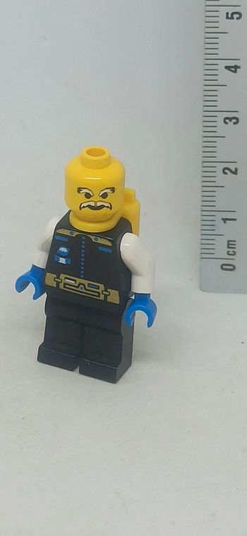 Figurine homme lego avec moustaches