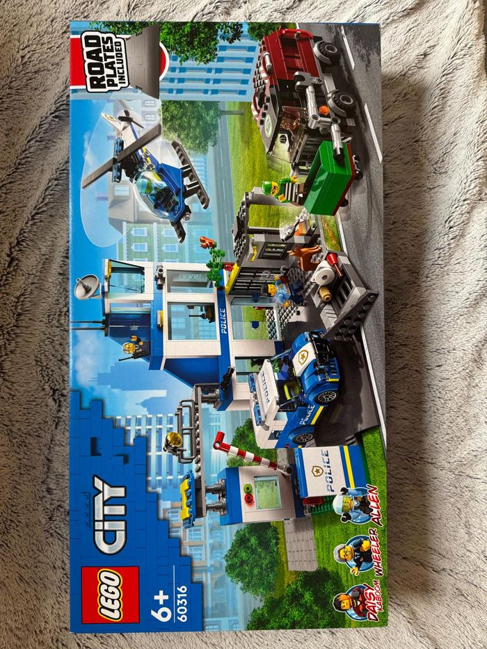 LEGO City 60316 – Le Commissariat de Police – 668 pièces – Neuf scellé