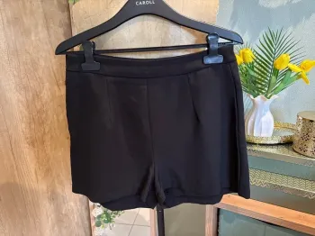 Joli short, noir, léger, fermé par fermeture éclair sur le côté femme
