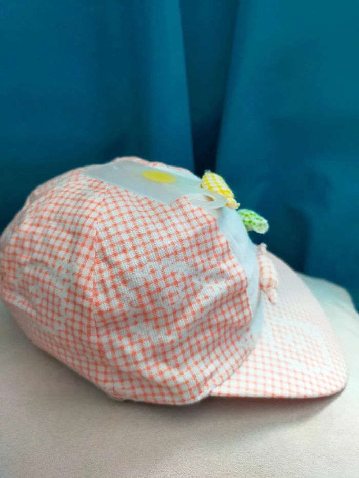 Casquette bébé à carreaux rose saumon – motif bonbons en relief - photo numéro 3