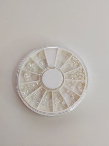 Petit carrousel de mini strass nacrés en acrylique blancs Lot n°5614