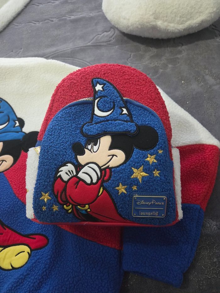 1x Sac à dos Loungefly Polaire logo Mickey Sorcier Disneyland Paris +1 goodies Disney offert - photo numéro 4