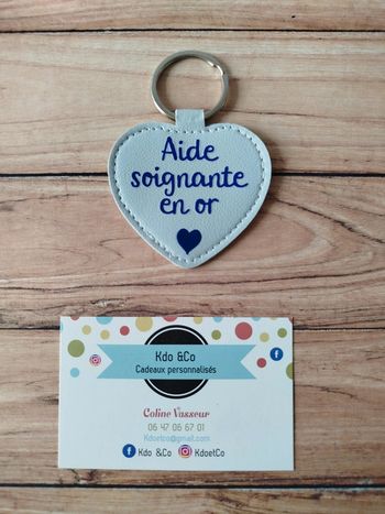 Porte-clé similicuir coeur aide soignante en or