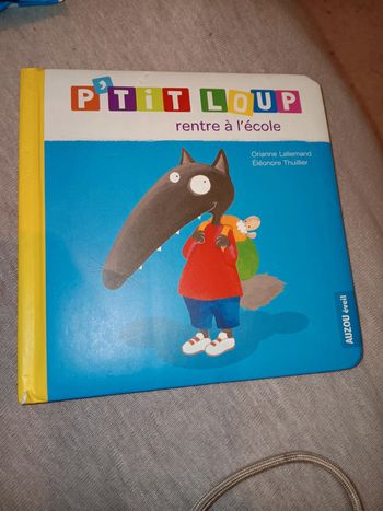 Livre loup plastifié quelques traces d'utilisation