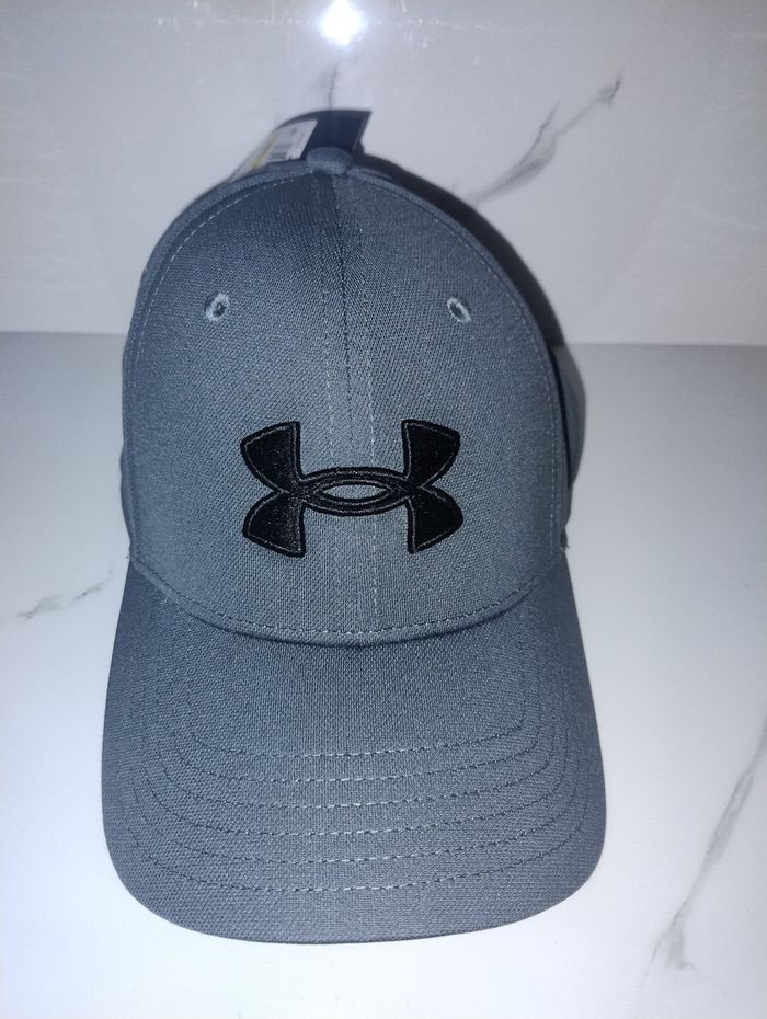 Under amour casquette noire et grise taille M/L. - photo numéro 1