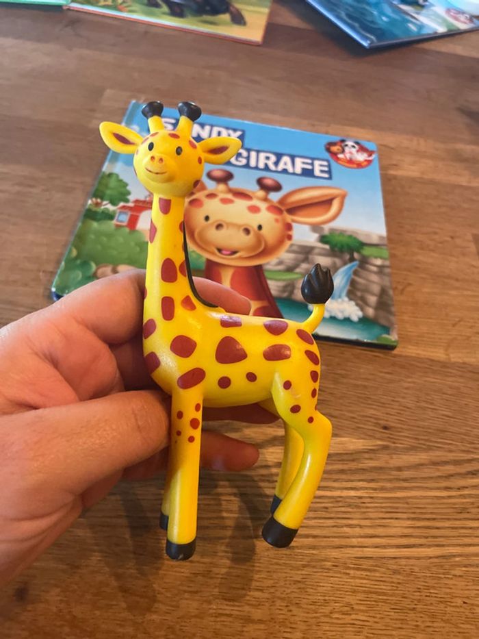 Livre collection Les animaux du zoo Sandy la girafe avec une figurine girafe - photo numéro 2