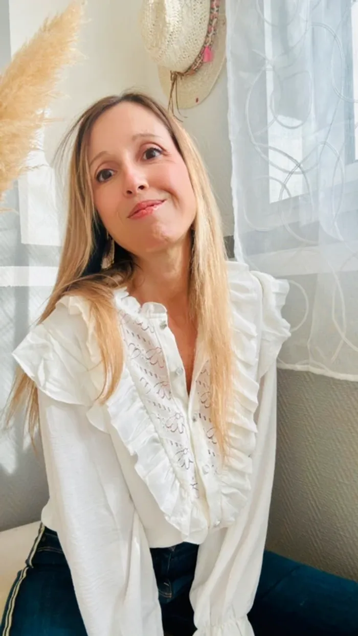 Blouse blanche bohème chic avec dentelle fleurs et volants - photo numéro 3