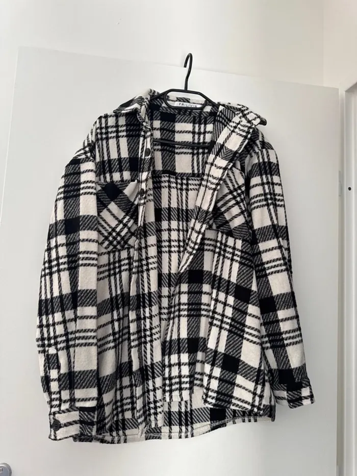 Veste à carreaux pied de poule type sur chemise