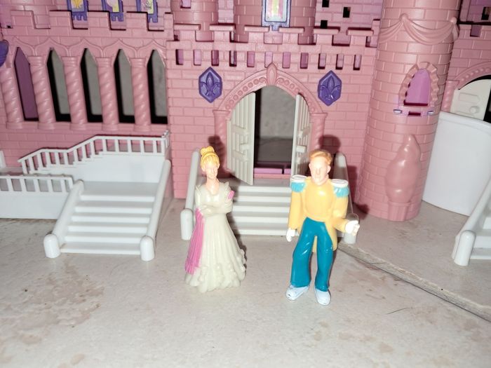 Château (façade) avec 2 personnages - photo numéro 2