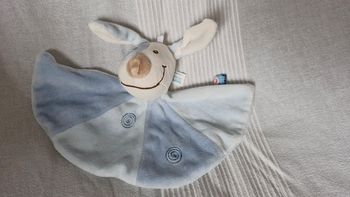 Doudou plat chien bleu et blanc Sucré d orge