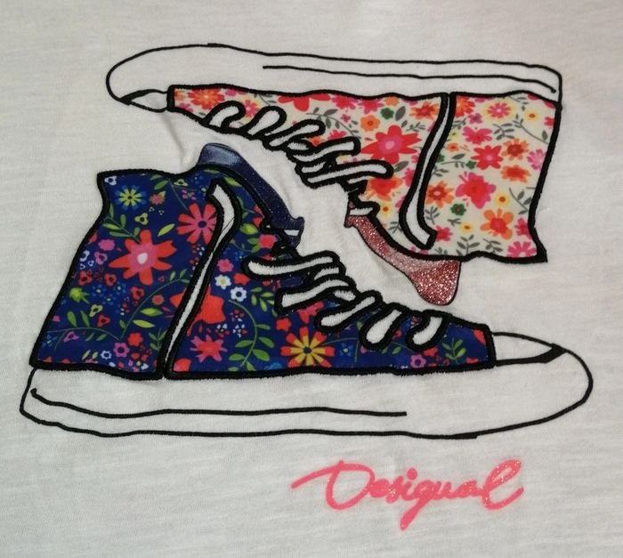 Beau petit tee shirt "baskets" - photo numéro 2