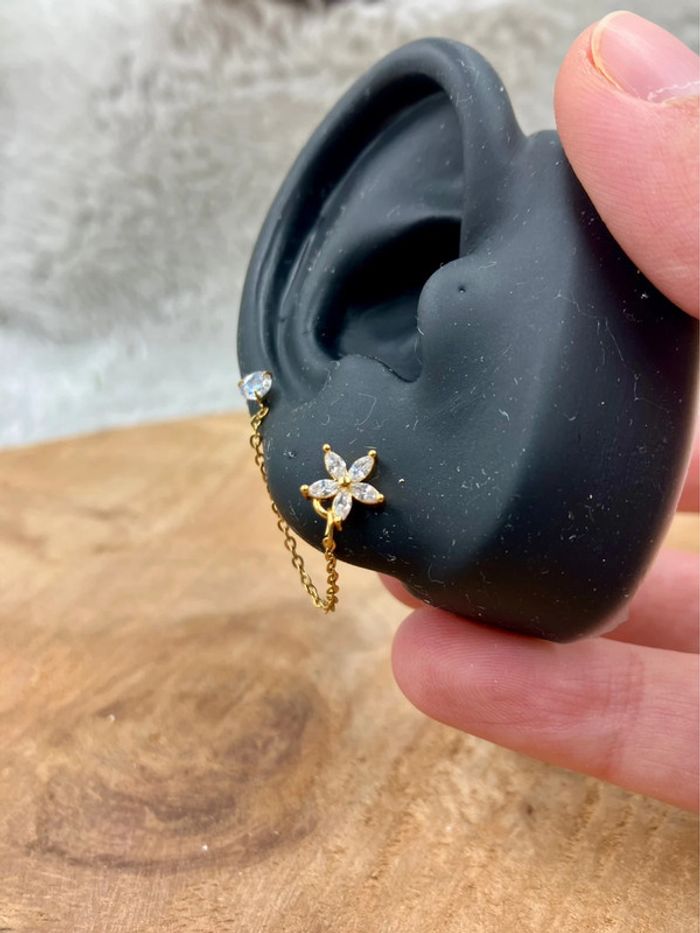 Piercing oreille, boucle d’oreille, piercing chaîne et fleurs - photo numéro 2