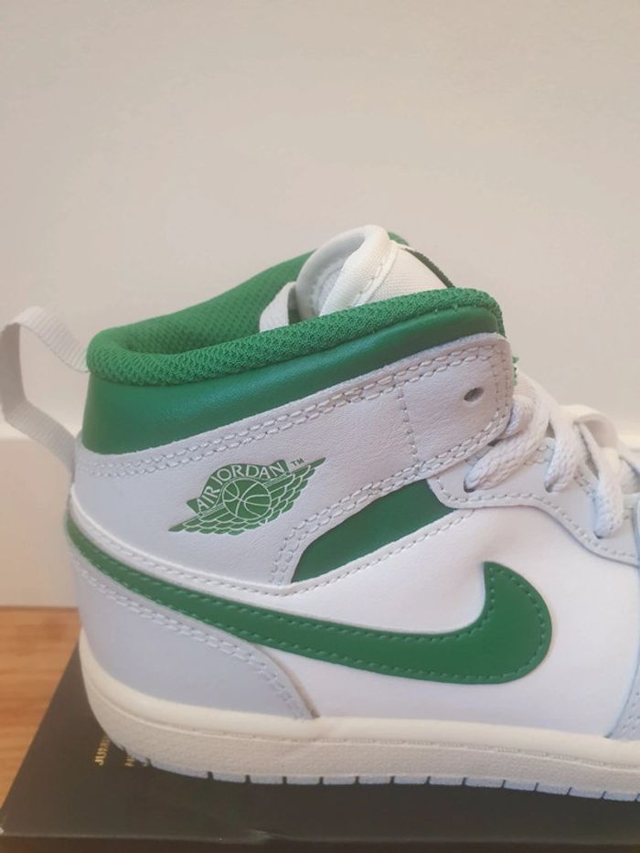 Nike Jordan 1 Mid(33.5) - photo numéro 2