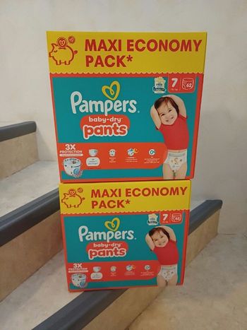 Lot de deux cartons de couches pampers pants taille 7
