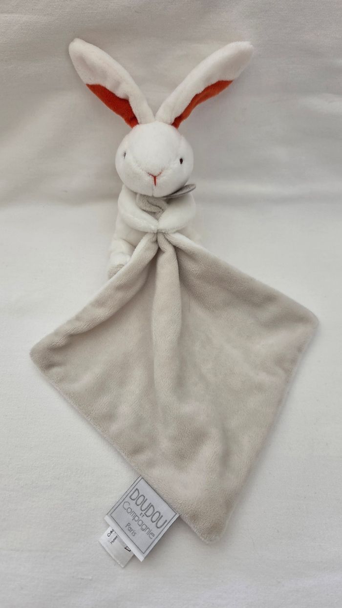Doudou et compagnie Lapin blanc avec mouchoir gris - RGDS
