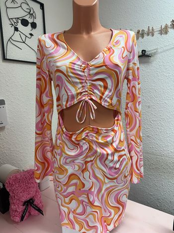 Robe colorée ouverte au niveau du ventre