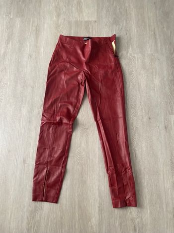 Pantalon droit en cuir bordeaux Zara.