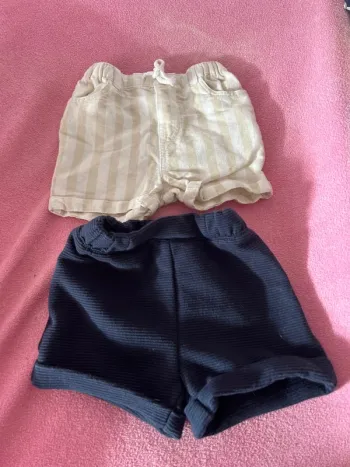 Lot de 2 shorts taille 9 mois