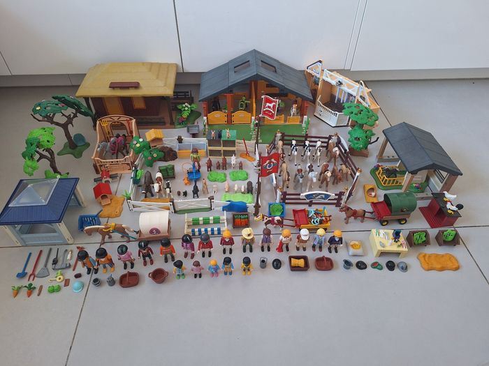 Très gros lot playmobil chevaux, ferme, écurie, enclos...