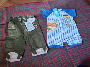 Lot de 2 vêtements neufs avec étiquette garçon 12 mois