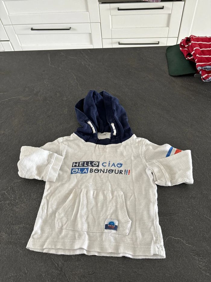 Haut à capuche bébé