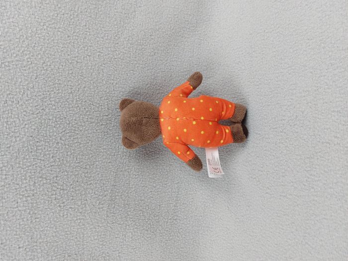 Petite peluche doudou petit ours brun JEMINI 15 cm pyjama orange pois jaune rose - photo numéro 2