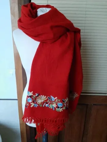 Superbe châle en laine rouge vintage brodé