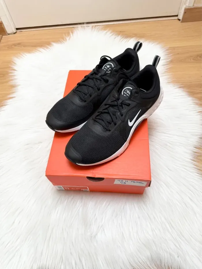 Nike Renew In-Season TR 11 – Taille 43 – noir/blanc – Neuf avec étiquette