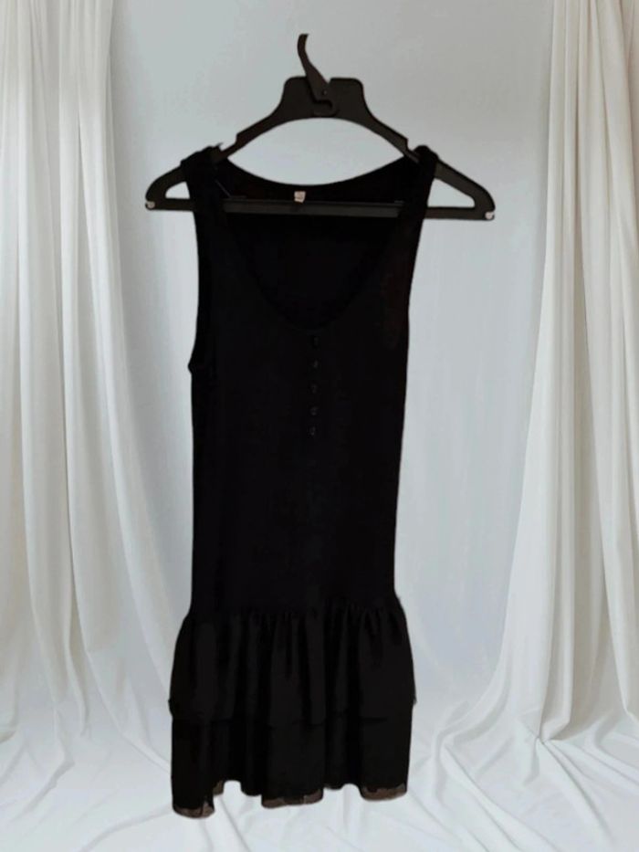 Robe noire à volants