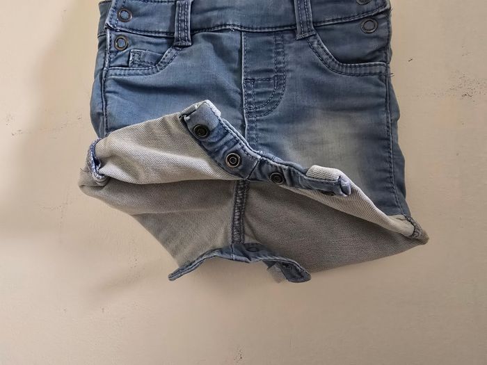 🍼 Salopette Courte en Jean Effet Usé + Polo 6 Mois - photo numéro 9