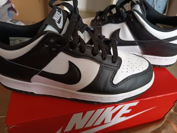 Baskets Nike noir et blanche taille 40  mixte