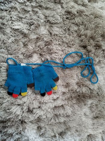 Gants bleus et multicolores