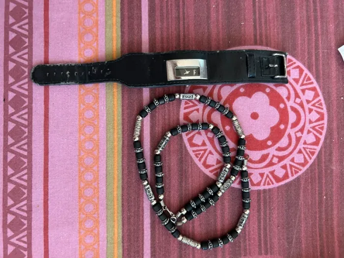 Lot de bijoux divers et sa vanity offerte - photo numéro 3