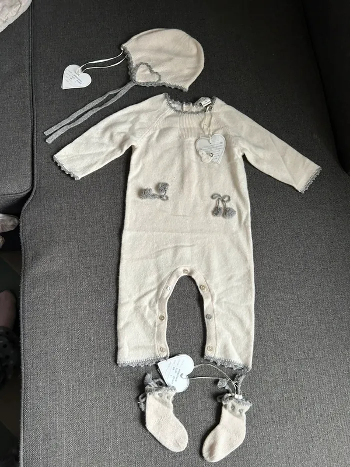Ensemble bébé, combinaison, bonnet et chaussettes, 9 mois en cachemire oscar et Valentine, neuf