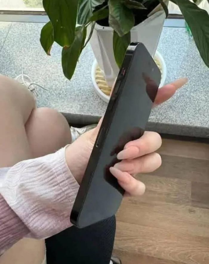 Une iphone quatorze pro max - photo numéro 4