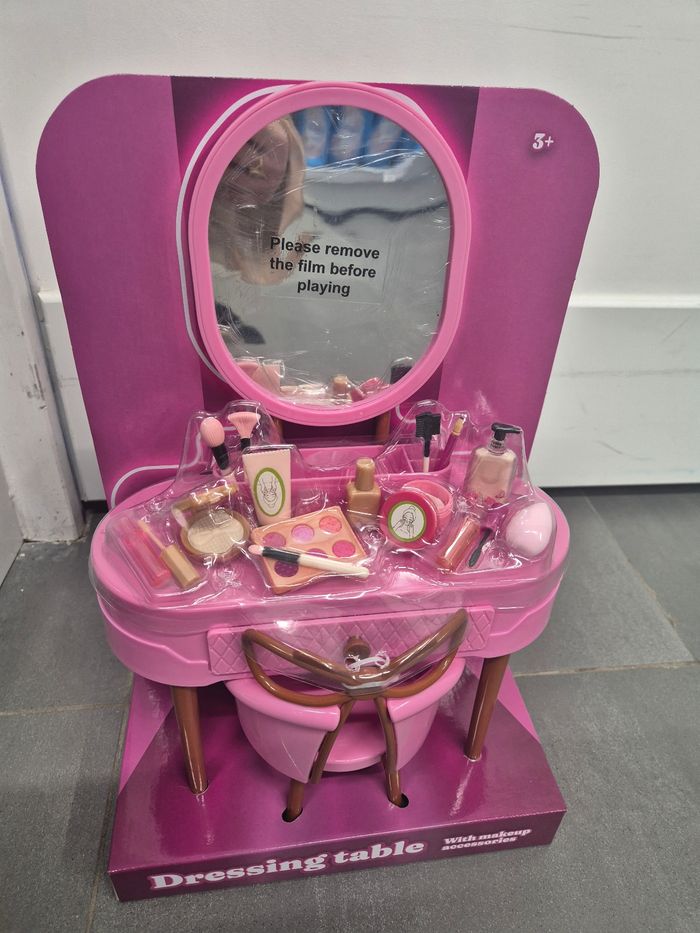 Coiffeuse poupée avec chaise et accessoires - photo numéro 2