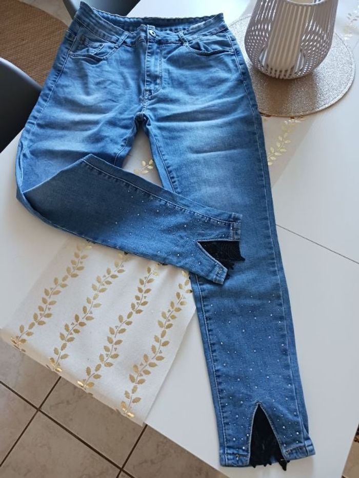 Jean avec strass et dentelle 42 mais correspond à un 40 42 neuf