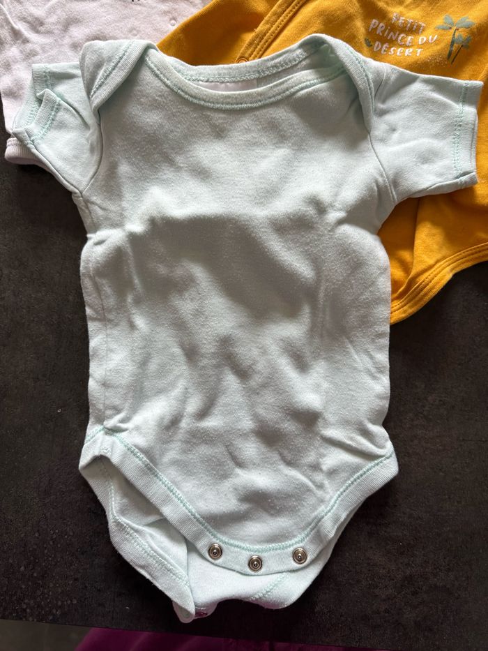 Lot 3 bodies 6 mois bébé - photo numéro 2