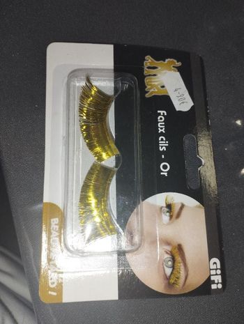 Faux cils jaunes