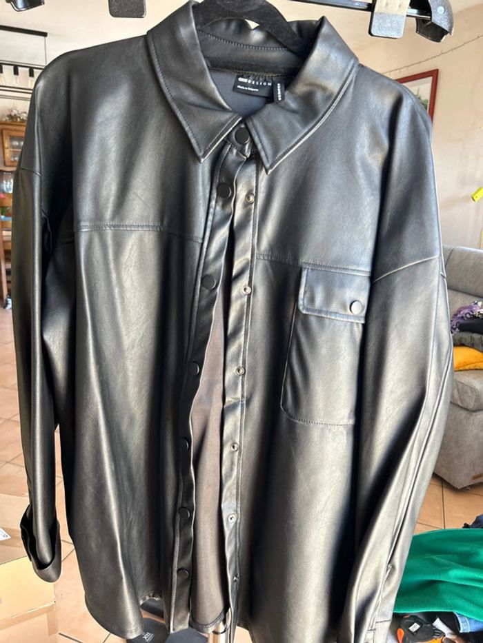 Chemise simili cuir noire