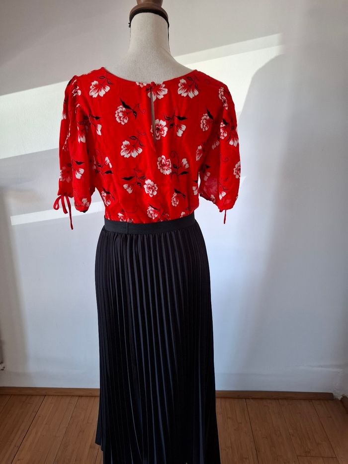 Blouse, haut rouge a fleurs noires et blanches - photo numéro 7