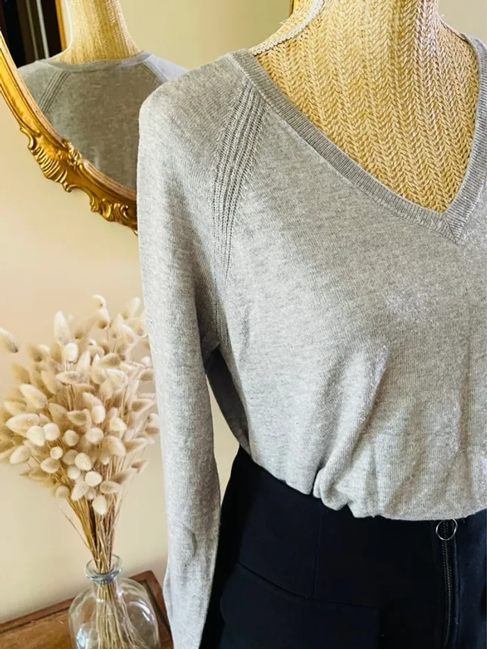 sublime Pull fin gris col v Gap taille S manches longues details cotes - photo numéro 15