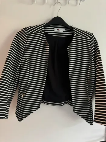 Veste noire et blanc